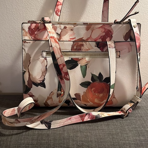 Purse with faux-acrylic painted roses, 5 interior pockets, 2 exterior, - Picture 2 of 4